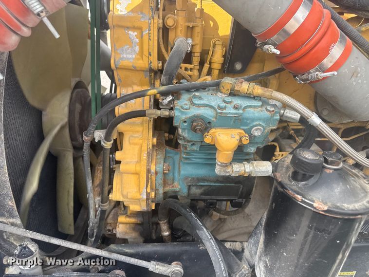 image for item EV1986 2004 Kenworth T800 semi truck