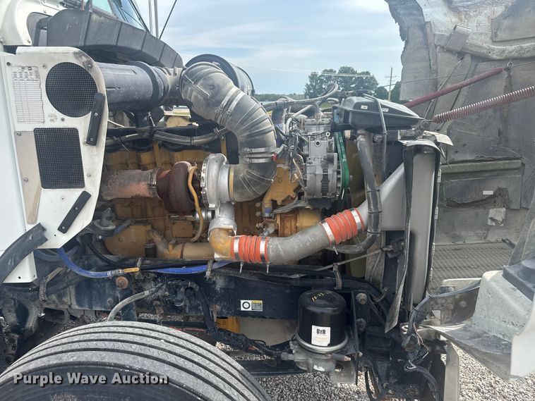 image for item EV1986 2004 Kenworth T800 semi truck