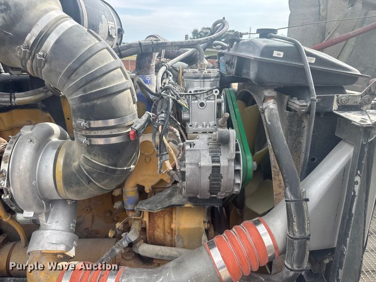 image for item EV1986 2004 Kenworth T800 semi truck