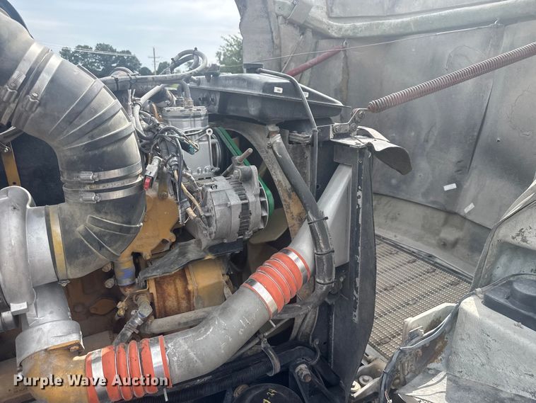 image for item EV1986 2004 Kenworth T800 semi truck