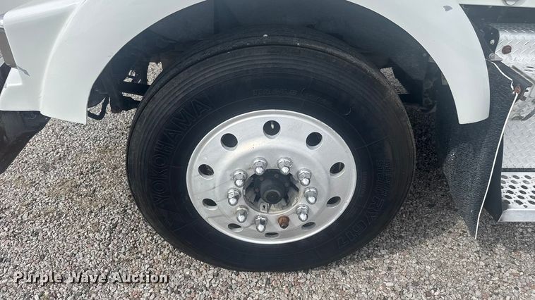 image for item EV1986 2004 Kenworth T800 semi truck