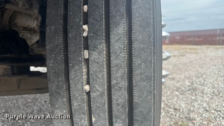 image for item EV1986 2004 Kenworth T800 semi truck