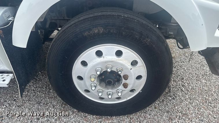 image for item EV1986 2004 Kenworth T800 semi truck