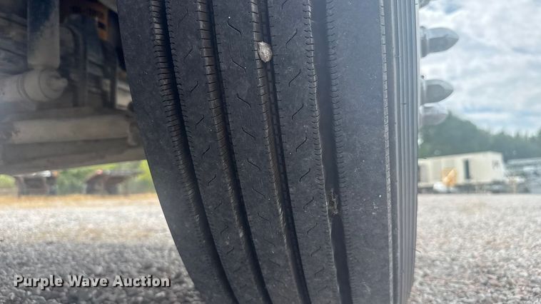 image for item EV1986 2004 Kenworth T800 semi truck