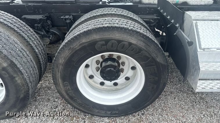 image for item EV1986 2004 Kenworth T800 semi truck