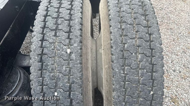 image for item EV1986 2004 Kenworth T800 semi truck