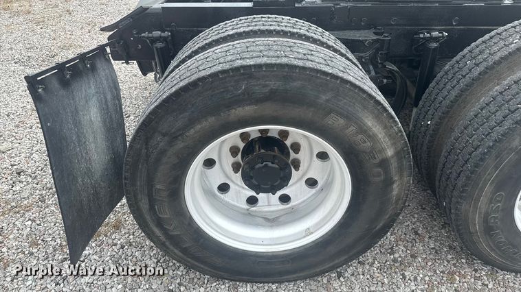 image for item EV1986 2004 Kenworth T800 semi truck