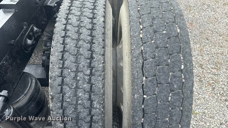 image for item EV1986 2004 Kenworth T800 semi truck