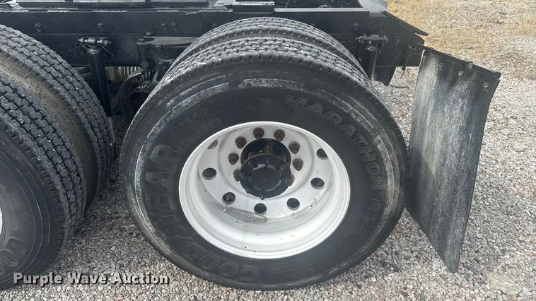 image for item EV1986 2004 Kenworth T800 semi truck