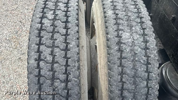 image for item EV1986 2004 Kenworth T800 semi truck