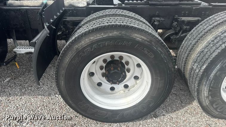 image for item EV1986 2004 Kenworth T800 semi truck