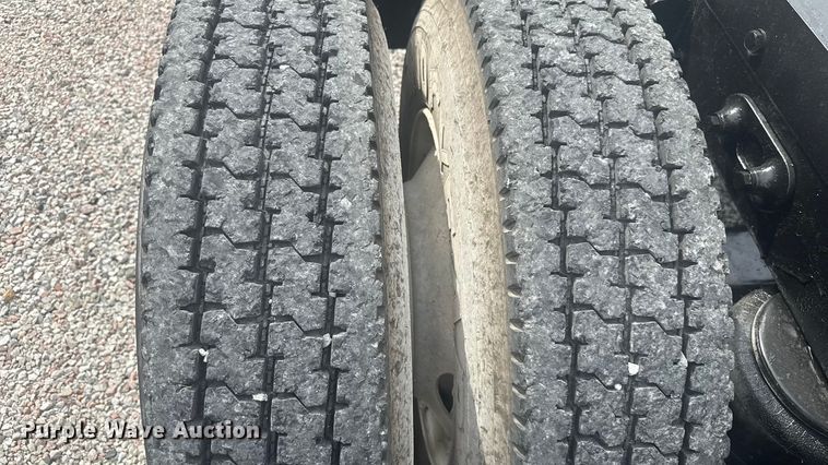 image for item EV1986 2004 Kenworth T800 semi truck