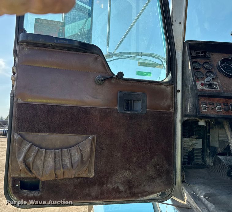 image for item ND9414 1999 Kenworth T800 semi truck