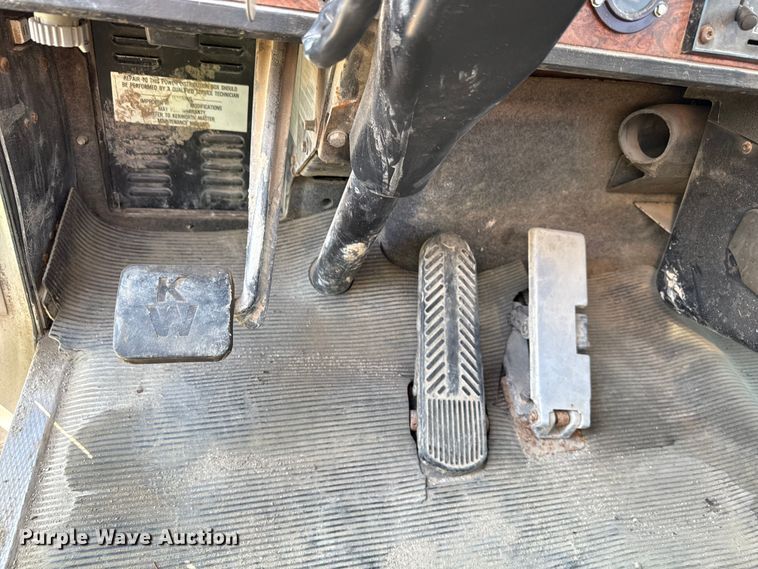 image for item ND9414 1999 Kenworth T800 semi truck