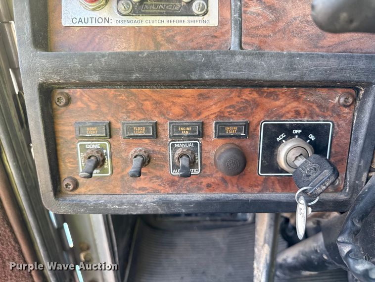 image for item ND9414 1999 Kenworth T800 semi truck