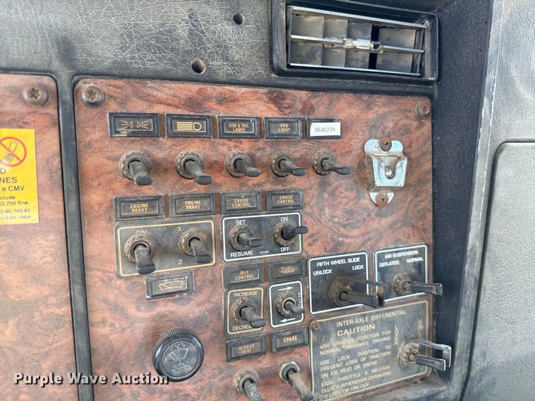 image for item ND9414 1999 Kenworth T800 semi truck