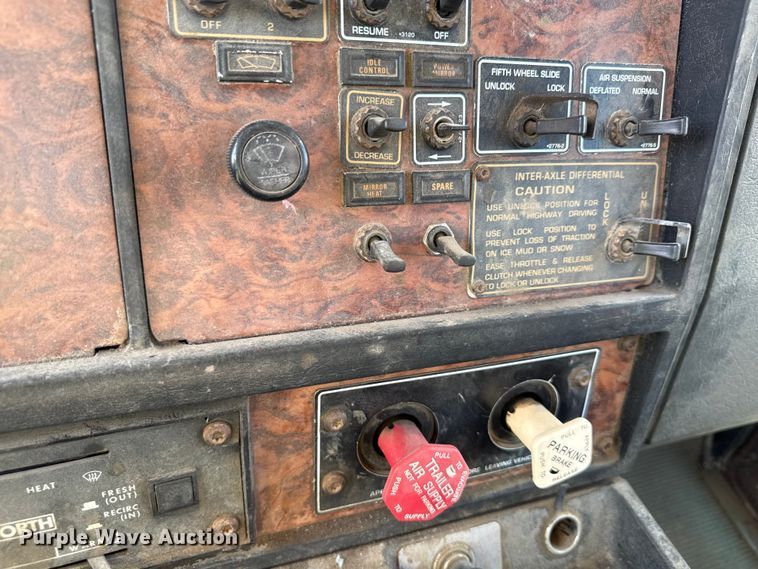 image for item ND9414 1999 Kenworth T800 semi truck