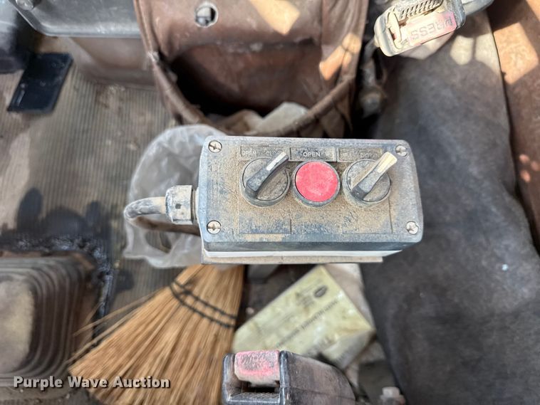 image for item ND9414 1999 Kenworth T800 semi truck