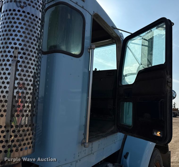 image for item ND9414 1999 Kenworth T800 semi truck