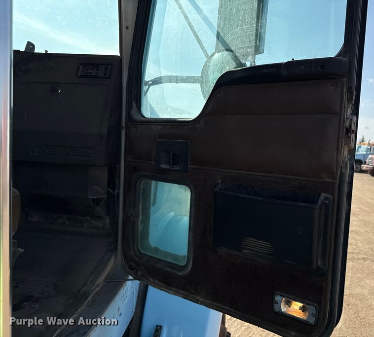 image for item ND9414 1999 Kenworth T800 semi truck