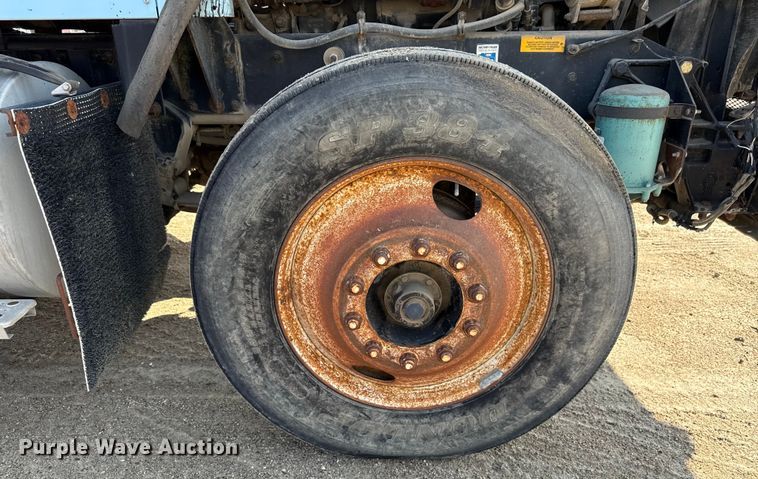 image for item ND9414 1999 Kenworth T800 semi truck