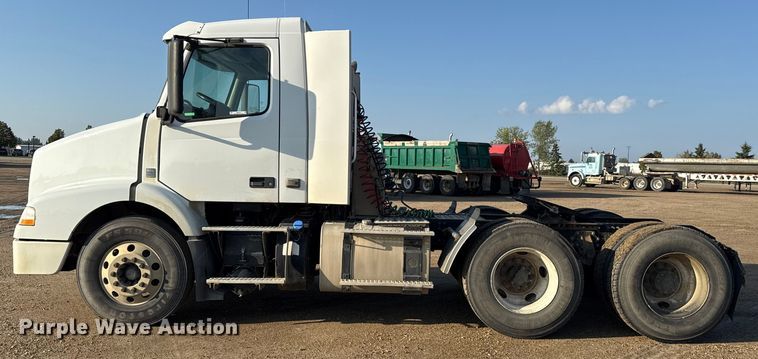 image for item ND9415 2011 Volvo Truck VNM semi truck