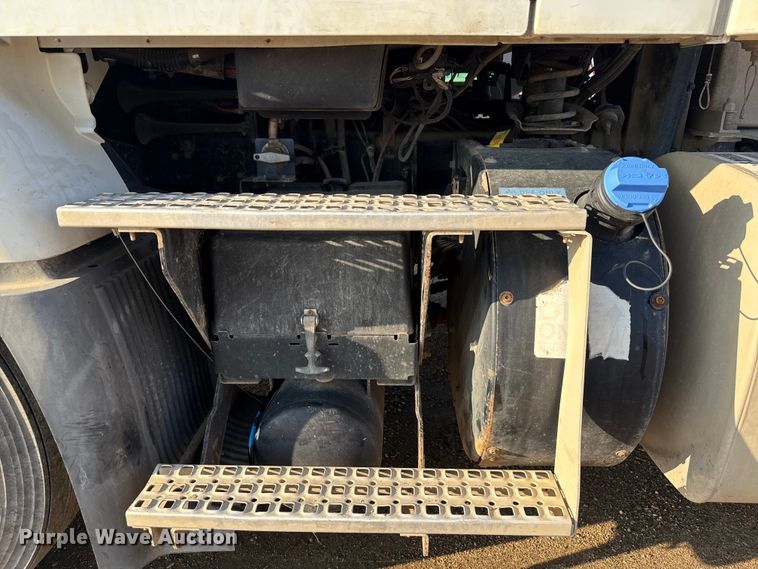 image for item ND9415 2011 Volvo Truck VNM semi truck