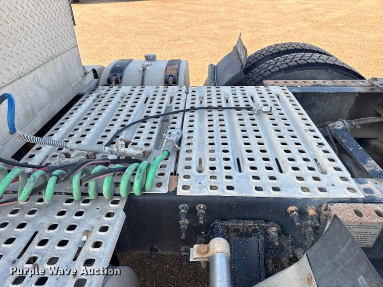 image for item ND9415 2011 Volvo Truck VNM semi truck