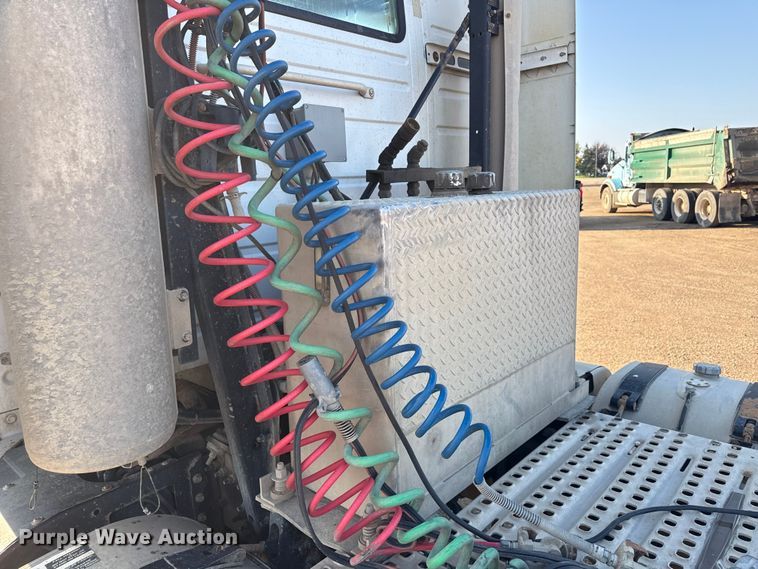 image for item ND9415 2011 Volvo Truck VNM semi truck