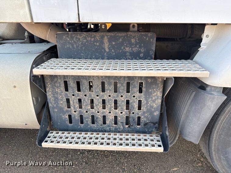 image for item ND9415 2011 Volvo Truck VNM semi truck