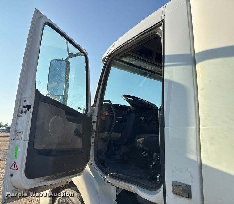 image for item ND9415 2011 Volvo Truck VNM semi truck