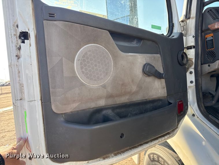 image for item ND9415 2011 Volvo Truck VNM semi truck