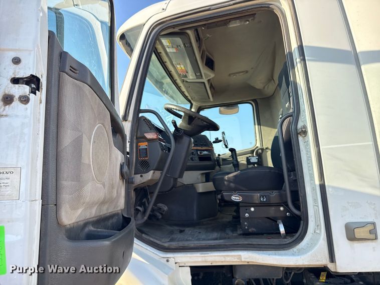 image for item ND9415 2011 Volvo Truck VNM semi truck