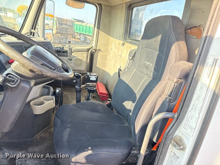 image for item ND9415 2011 Volvo Truck VNM semi truck