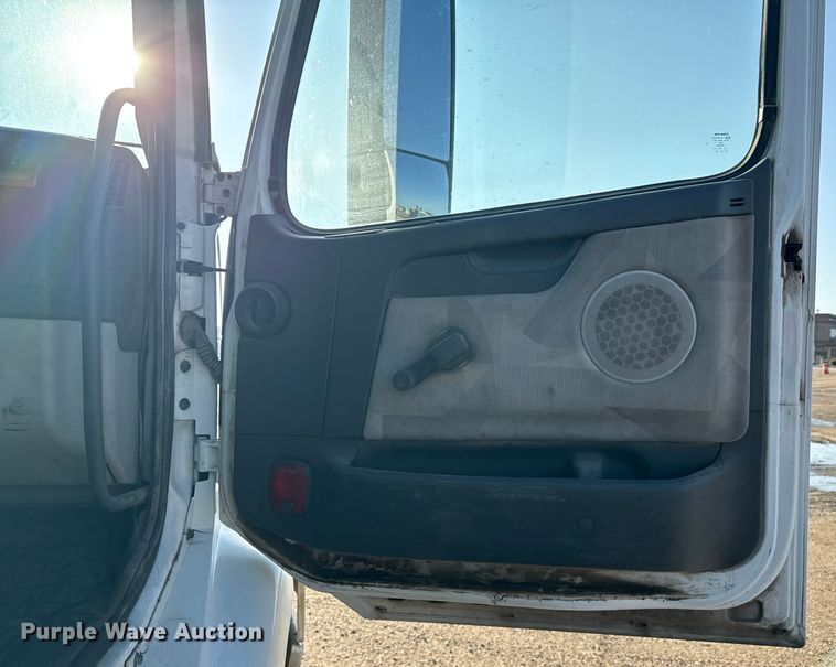 image for item ND9415 2011 Volvo Truck VNM semi truck