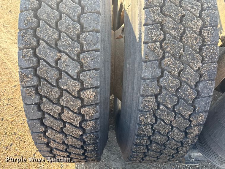 image for item ND9415 2011 Volvo Truck VNM semi truck