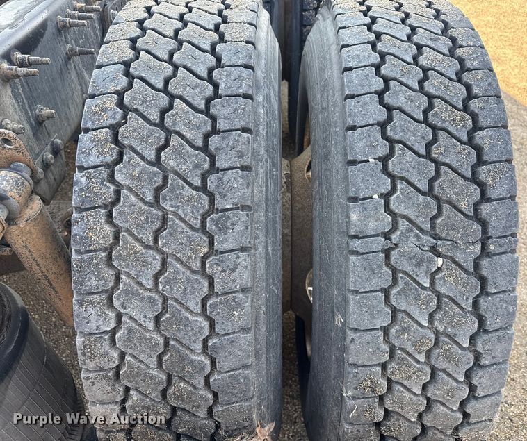 image for item ND9415 2011 Volvo Truck VNM semi truck