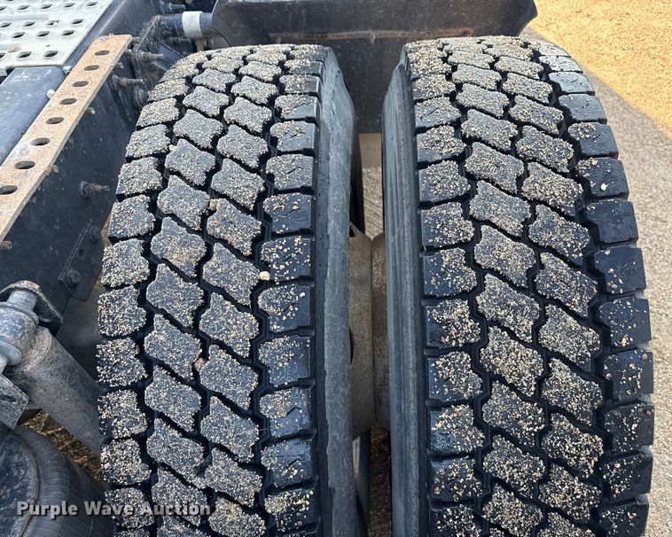 image for item ND9415 2011 Volvo Truck VNM semi truck