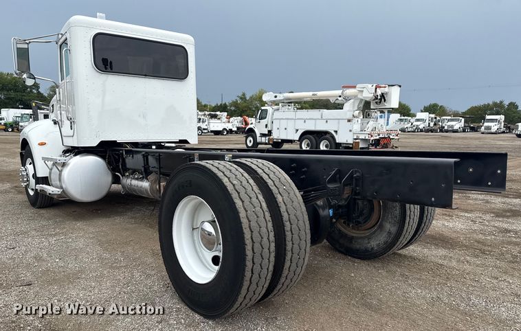 image for item NU9667 2015 Peterbilt 337 truck cab and chassis