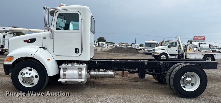image for item NU9667 2015 Peterbilt 337 truck cab and chassis