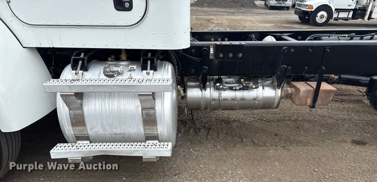 image for item NU9667 2015 Peterbilt 337 truck cab and chassis