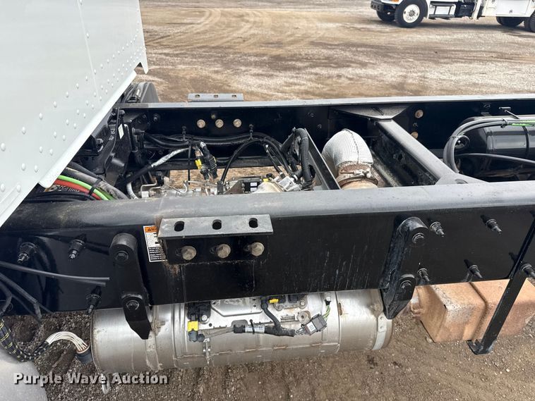 image for item NU9667 2015 Peterbilt 337 truck cab and chassis