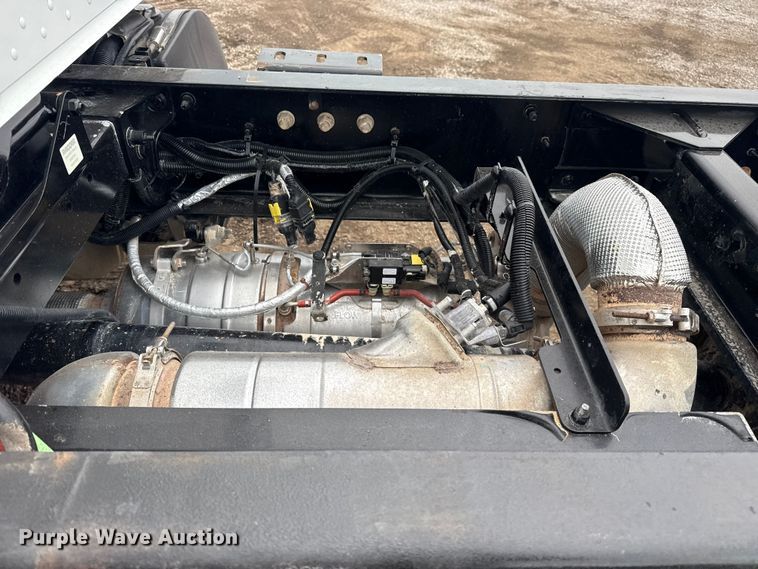 image for item NU9667 2015 Peterbilt 337 truck cab and chassis