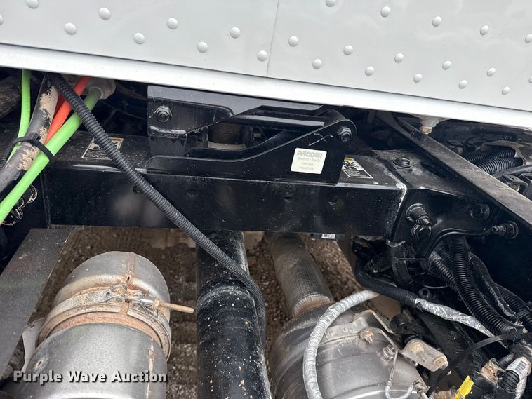 image for item NU9667 2015 Peterbilt 337 truck cab and chassis