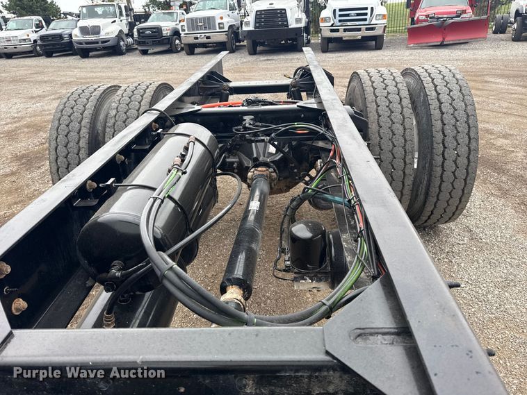 image for item NU9667 2015 Peterbilt 337 truck cab and chassis