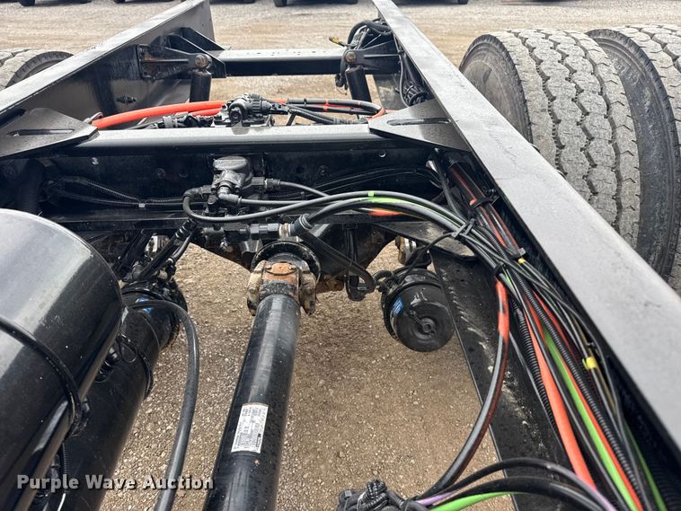 image for item NU9667 2015 Peterbilt 337 truck cab and chassis