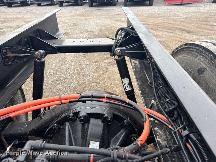 image for item NU9667 2015 Peterbilt 337 truck cab and chassis