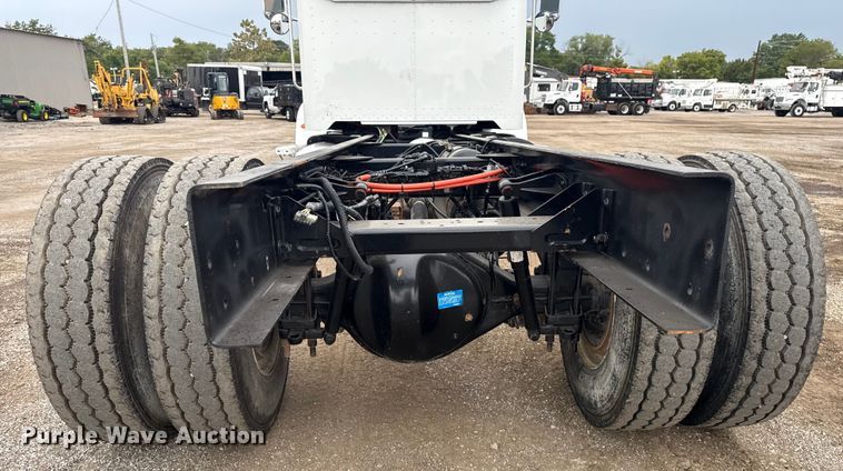 image for item NU9667 2015 Peterbilt 337 truck cab and chassis