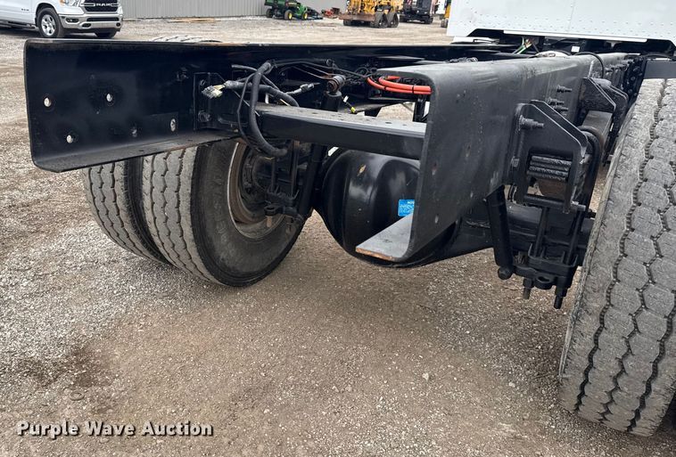 image for item NU9667 2015 Peterbilt 337 truck cab and chassis