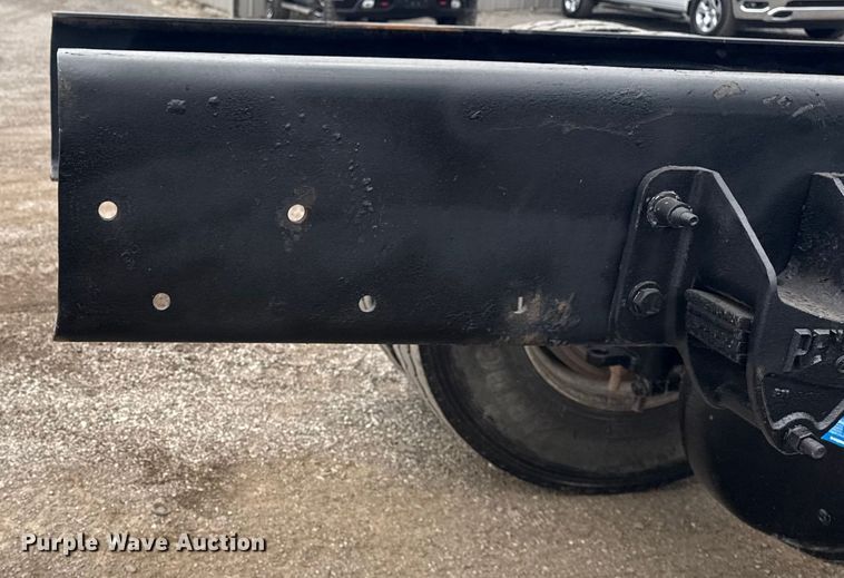 image for item NU9667 2015 Peterbilt 337 truck cab and chassis